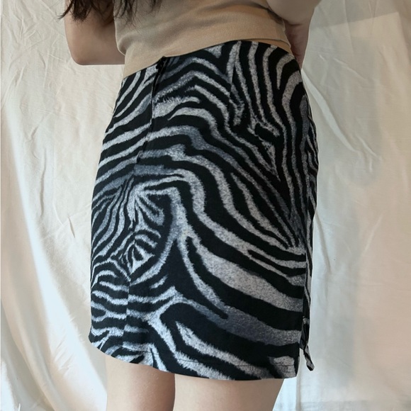 Funky Animal Print Mini Skirt - Picture 2 of 4